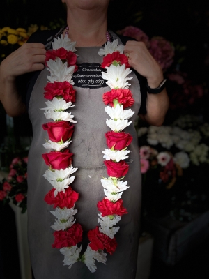 Red and White Garland with Pearl Neck