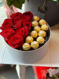 Petite Closed Red Rose & Ferrero Rocher Chocolate Hat Box